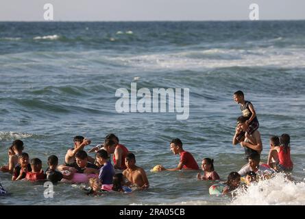 Gaza, Palästina. 29. Juni 2023. Die Palästinenser sahen am zweiten Tag des Urlaubs in Eid al-Adha Baden am Strand im Mittelmeer. (Foto: Ahmed Zakot/SOPA Images/Sipa USA) Guthaben: SIPA USA/Alamy Live News Stockfoto