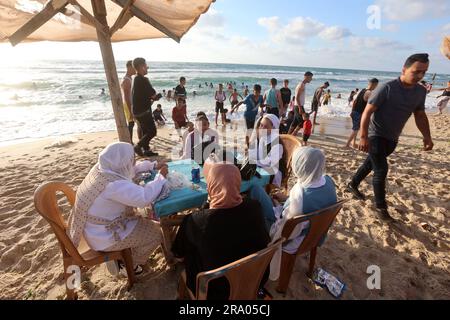 Gaza, Palästina. 29. Juni 2023. Am zweiten Tag des Urlaubs in Eid al-Adha befindet sich eine palästinensische Familie am Strand am Mittelmeer. (Foto: Ahmed Zakot/SOPA Images/Sipa USA) Guthaben: SIPA USA/Alamy Live News Stockfoto