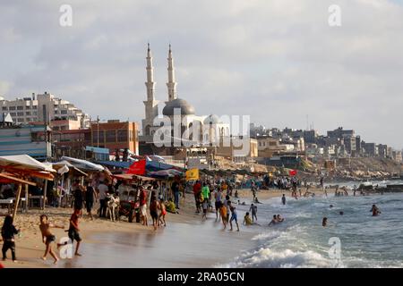 Gaza, Palästina. 29. Juni 2023. Die Palästinenser sahen am zweiten Tag des Urlaubs in Eid al-Adha Baden am Strand im Mittelmeer. (Foto: Ahmed Zakot/SOPA Images/Sipa USA) Guthaben: SIPA USA/Alamy Live News Stockfoto