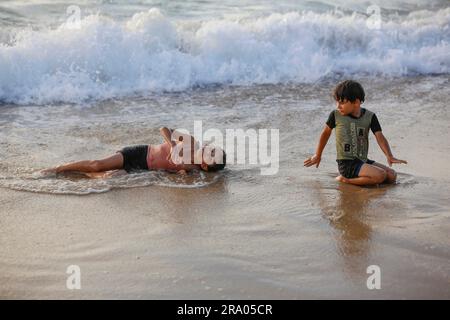 Gaza, Palästina. 29. Juni 2023. Die Palästinenser sahen am zweiten Tag des Urlaubs in Eid al-Adha Baden am Strand im Mittelmeer. (Foto: Ahmed Zakot/SOPA Images/Sipa USA) Guthaben: SIPA USA/Alamy Live News Stockfoto