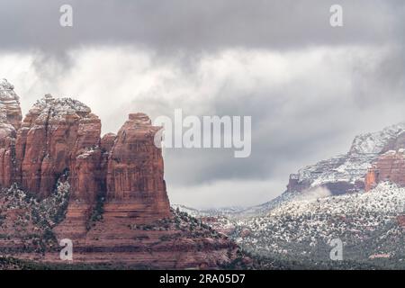 Niedrige Wolken hängen über dem Coffee Pot Rock in Sedona, Arizona. Anfang Januar, von Dominique Braud/Dembinsky Photo Assoc Stockfoto