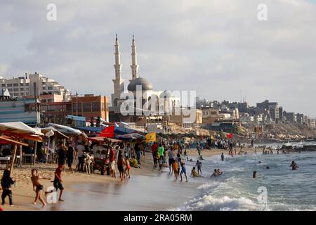 Gaza, Palästina. 29. Juni 2023. Die Palästinenser sahen am zweiten Tag des Urlaubs in Eid al-Adha Baden am Strand im Mittelmeer. (Kreditbild: © Ahmed Zakot/SOPA Images via ZUMA Press Wire) NUR REDAKTIONELLE VERWENDUNG! Nicht für den kommerziellen GEBRAUCH! Stockfoto