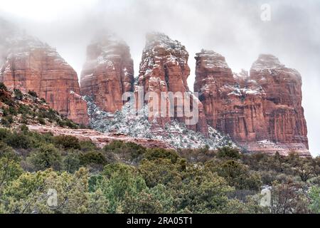 Kaffeekanne Felsen, rote Felsformationen, Nebel, in der Nähe von Sedona, Arizona, USA, von Dominique Braud/Dembinsky Photo Assoc Stockfoto