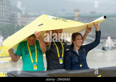 Bilbao, Baskenland, Frankreich, 29. Juni 2023, die Leute schützen sich vor dem starken Regen bei der Tour de France Team-Präsentationszeremonie, die im Guggenheim Museum, Bilbao, während der 110. Ausgabe der Tour de France stattfand. Credit: Nick Phipps/Alamy Live News Stockfoto