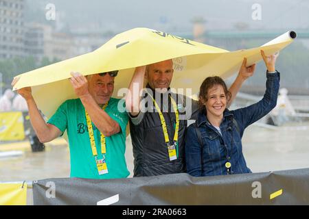 Bilbao, Baskenland, Frankreich, 29. Juni 2023, die Leute schützen sich vor dem starken Regen bei der Tour de France Team-Präsentationszeremonie, die im Guggenheim Museum, Bilbao, während der 110. Ausgabe der Tour de France stattfand. Credit: Nick Phipps/Alamy Live News Stockfoto