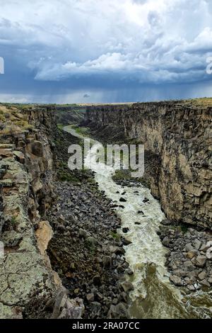 Der Malad River schlängelt sich durch die berühmte Malad Gorge unter einem dramatischen Himmel im Süden Idahos. Stockfoto