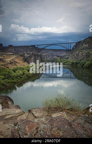 Die Perrine Bridge erstreckt sich über den ruhigen Snake River in Twin Falls, Idaho. Stockfoto