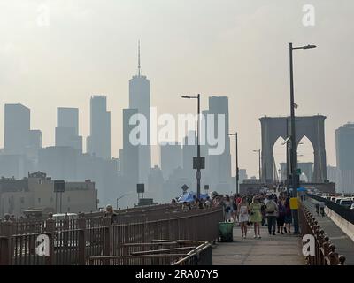 New York, Usa. 29. Juni 2023. Die Skyline von New York City ist aufgrund der kanadischen Waldbrände am 29. Juni 2023 wieder mit Rauch bedeckt. Kredit: Ryan Rahman/Alamy Live News Stockfoto