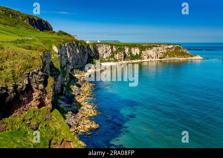 Larrybane von der Carrick-a-Rede Hängebrücke, Causeway Coast, County Antrim Stockfoto