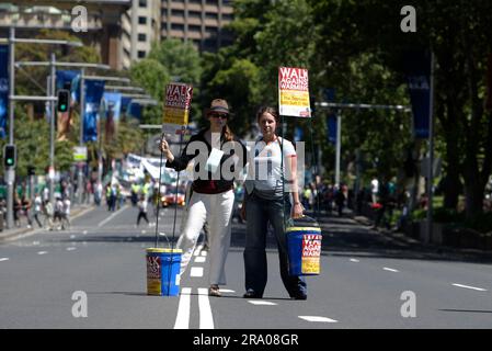 Zwei Wochen vor den nationalen Wahlen am 24. November findet in Sydney ein „Walk Against Warming“ statt, der vom Naturschutzrat organisiert wird, um Politiker auf die Sorgen der Gemeinschaft über den Klimawandel aufmerksam zu machen. Sydney, Australien. 11.11.07. Stockfoto