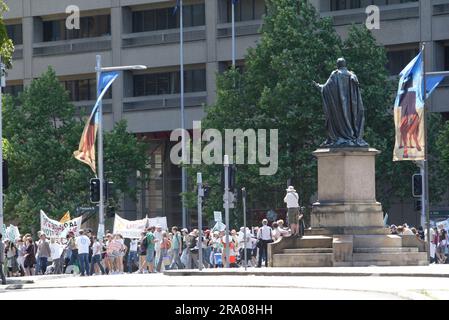 Zwei Wochen vor den nationalen Wahlen am 24. November findet in Sydney ein „Walk Against Warming“ statt, der vom Naturschutzrat organisiert wird, um Politiker auf die Sorgen der Gemeinschaft über den Klimawandel aufmerksam zu machen. Sydney, Australien. 11.11.07. Stockfoto