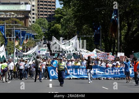 Zwei Wochen vor den nationalen Wahlen am 24. November findet in Sydney ein „Walk Against Warming“ statt, der vom Naturschutzrat organisiert wird, um Politiker auf die Sorgen der Gemeinschaft über den Klimawandel aufmerksam zu machen. Sydney, Australien. 11.11.07. Stockfoto