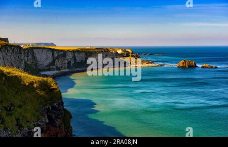 Larrybane von der Carrick-a-Rede Hängebrücke, Causeway Coast, County Antrim Stockfoto