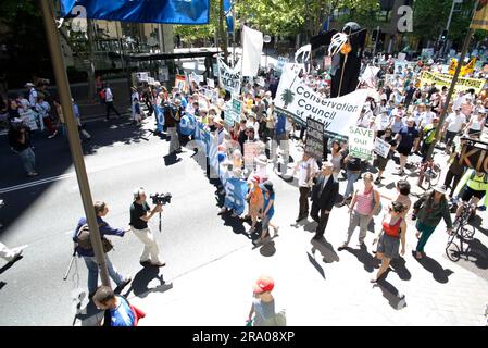 Zwei Wochen vor den nationalen Wahlen am 24. November findet in Sydney ein „Walk Against Warming“ statt, der vom Naturschutzrat organisiert wird, um Politiker auf die Sorgen der Gemeinschaft über den Klimawandel aufmerksam zu machen. Sydney, Australien. 11.11.07. Stockfoto