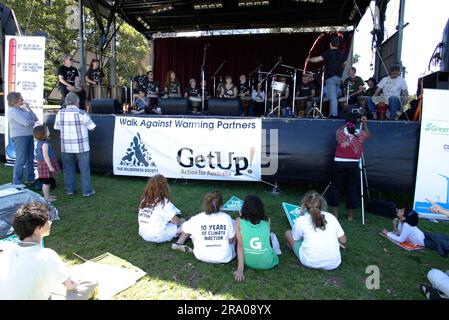 Zwei Wochen vor den nationalen Wahlen am 24. November findet in Sydney ein „Walk Against Warming“ statt, der vom Naturschutzrat organisiert wird, um Politiker auf die Sorgen der Gemeinschaft über den Klimawandel aufmerksam zu machen. The Domain, Sydney, Australien. 11.11.07. Stockfoto