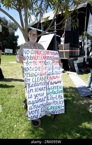 Zwei Wochen vor den nationalen Wahlen am 24. November findet in Sydney ein „Walk Against Warming“ statt, der vom Naturschutzrat organisiert wird, um Politiker auf die Sorgen der Gemeinschaft über den Klimawandel aufmerksam zu machen. The Domain, Sydney, Australien. 11.11.07. Stockfoto