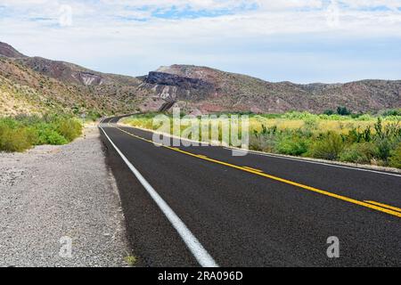 Die zweispurige Route 170 führt im Frühling durch den Canyon in der Chihuahuan Desert im Big Bend Ranch State Park Stockfoto