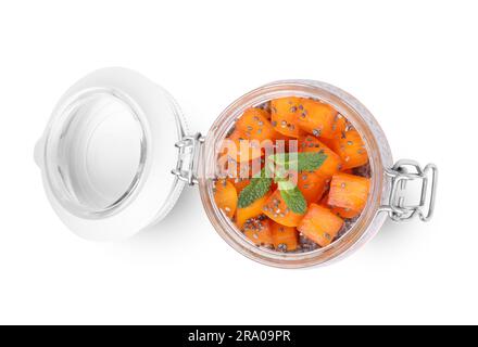 Köstliches Dessert mit Persimone und Chiasamen isoliert auf weißem, Blick von oben Stockfoto