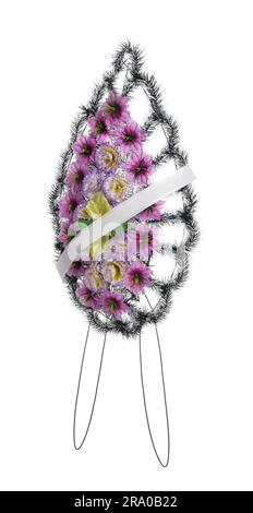 Bestattungskranz von Plastikblumen vor weißem Hintergrund Stockfoto