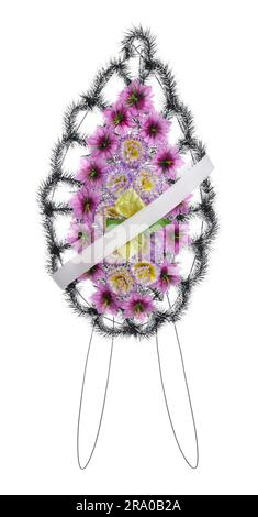 Bestattungskranz von Plastikblumen vor weißem Hintergrund Stockfoto