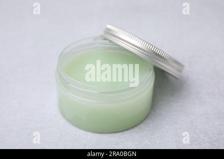 Glas Vaseline auf hellgrauem Hintergrund Stockfoto