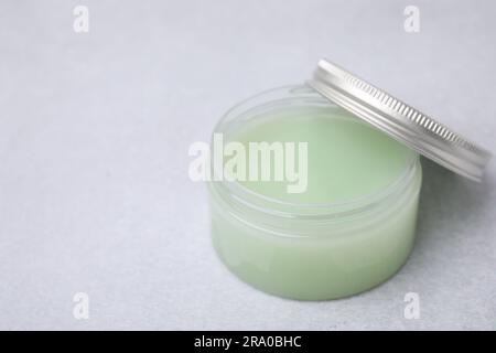 Glas Vaseline auf hellgrauem Hintergrund Stockfoto