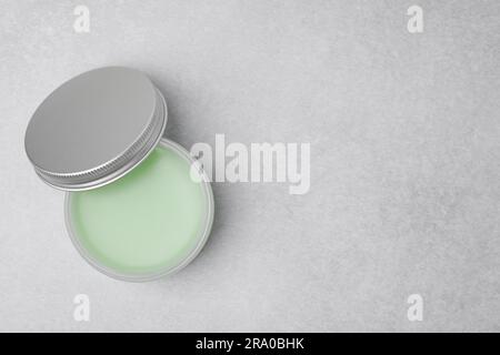 Glas Vaseline auf hellgrauem Hintergrund, Draufsicht. Platz für Text Stockfoto