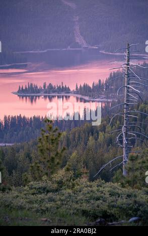 Der Aussichtspunkt Big Hill im El Dorado County, Kalifornien, hat den Blick auf den Stausee des Union Valley gezoomt Stockfoto