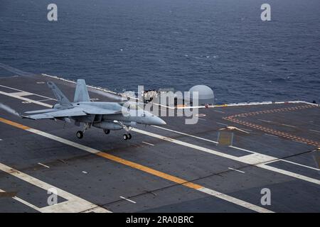 Am 23. Juni 2023 landet ein F/A-18E Super Hornet, das den „Sunliners“ der Strike Fighter Squadron (VFA) 81 zugeteilt wurde, auf dem Cockpit des Flugzeugträgers der Nimitz-Klasse USS George Washington (CVN 73) im Atlantik. George Washington führt derzeit die Cockpit-Zertifizierung durch, eine Bewertung der Befähigung des Schiffes, Flugzeuge sicher zu starten und zu Bergen. (USA Marinefoto von Massen-Kommunikationsspezialist Seaman Keith Krrrrrrrrrrrrfisch) Stockfoto