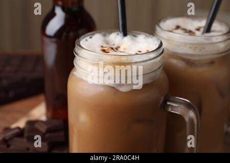 Köstlicher Eiskaffee mit Schokoladensirup, Nahaufnahme Stockfoto