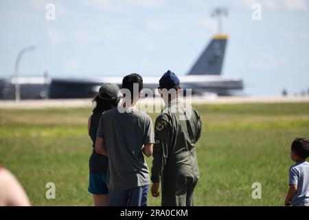 Die Mitglieder des Teams Minot beobachten zwei KC-135 Stratotanker, die dem 92. Air Tanken Flügel zugeteilt wurden, und zwei B-52 H Stratofortressen, die dem 5. Bombenflügel zugeteilt wurden, fliegen am Minot Air Force Base, North Dakota, am 27. Juni 2023. Diese Kampfübung ist seit 100 Jahren abgeschlossen. (USA Air Force Foto von Airman 1. Class Trust Tate) Stockfoto