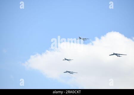 Eine Formation von zwei KC-135 Stratotankern, die dem 92. Luftwaffenstützpunkt zugewiesen wurden, und zwei B-52H Stratofortressen, die dem 5. Bombenflügel zugeteilt wurden, schweben am Minot Air Force Base, North Dakota, am 27. Juni 2023 durch den Himmel. Dies war das 100. Jahr des Betankens aus der Luft. (USA Air Force Foto von Airman 1. Class Trust Tate) Stockfoto