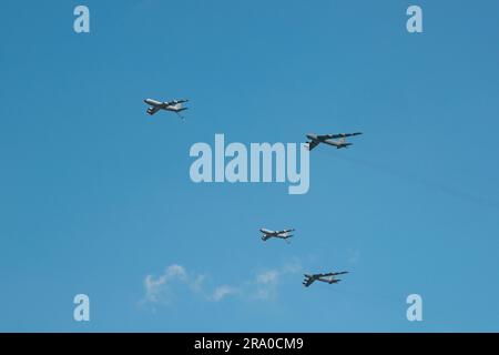 Eine Formation von zwei B-52 H Stratofortressen, die dem 5. Bombenflügel zugeteilt wurden, und zwei KC-135 Stratotankern, die dem 92. Luftwaffenstützpunkt zugeteilt wurden, fliegen über Minot Air Force Base, North Dakota, 27. Juni 2023. Die Überführung war Teil der Operation Centennial Contact, die 100 Jahre Luftbetankung feierte. (USA Air Force Foto von Airman 1. Class Alyssa Bankston) Stockfoto