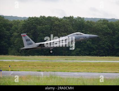 F-15C Eagles, die dem 104. Kampfflug zugeteilt wurden, kehren vom Training Air Defender am 2023. Juni 28, 2023, auf der Barnes Air National Guard Base, Massachusetts, nach Hause zurück. Übung Air Defender integriert sowohl US-amerikanische als auch alliierte Air-Power, um gemeinsame Werte zu verteidigen, und nutzt und stärkt wichtige Partnerschaften, um Aggressionen auf der ganzen Welt abzuwehren. (USA Air National Guard Foto von Randy Burlingame) Stockfoto