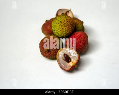 Frischer reifer Litchi, Lichee, Lychee oder Litchi chinensis, flacher Fokus mit weißem Hintergrund Stockfoto