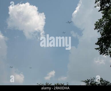 Zwei KC-135 Stratotankers vom Luftwaffenstützpunkt Fairchild und zwei B-52 Stratofortress flogen über das Gelände des State Capitol in St. Paul, Minn., 27. Juni 2023. Sie flogen rüber, um 100 Jahre Luftbetankung zu feiern, in denen 1. LT. Virgil Hine und 1. LT. Frank W. Seifert einen DH-4B flogen, Das Benzin wurde durch einen Schlauch an ein anderes DH-4B weitergegeben, das darunter fliegt und Captain Lowell H. Smith und 1. LT. John P. Richter beförderten die erste Luftbetankung. (USA Air National Guard Foto von Amy M. Lovgren) Stockfoto