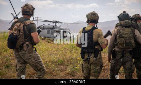 CAMP PENDLETON, Kalifornien (22. Juni 2023) die dem Spezialboot-Team 12 (SBT-12) angehörende Spezialmannschaft für Kampfschiffe (Special Warcraft Crewman, SWCC) simuliert während des Seahawk Waffen- und Taktiklehrgangs im Rahmen der Übung Resolute Hunter eine Evakuierung von Opfern durch einen MH-60s Seahawk-Hubschrauber, der Naval Aviation Warfighting Development (NAWDC) zugewiesen wurde. Die NAWDC schult die Marineflugzeuge in fortgeschrittenen Taktiken, Techniken und Verfahren (TTP) über zugewiesene Kampfeinsätze auf individueller, einheitlicher, integrierter und gemeinsamer Ebene hinweg, um die Ausrichtung des Ausbildungsangebots sicherzustellen; um Kampfprofic festzulegen und durchzusetzen Stockfoto