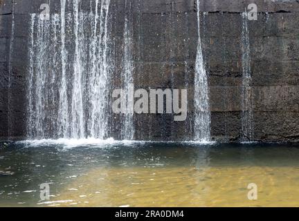 Kleiner Wasserfall auf dem Fluss Boyong, Sleman Yogyakarta, Indonesien für natürlichen Hintergrund Stockfoto