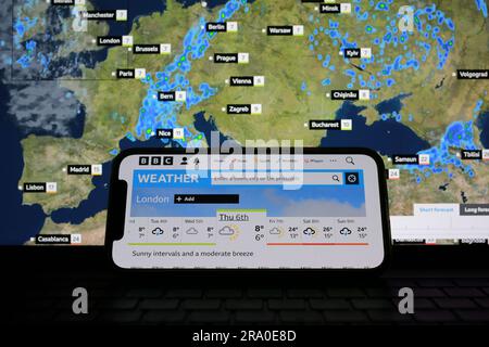 London, Großbritannien. 30. Juni 2023 BBC-Wetter gebrochen. BBC-Wetterbericht bizarre Prognosen in „Glitch“ auf Website und App. Die BBC prognostiziert Temperaturen von 7 bis 8 Grad Celsius in ganz Europa für sechs Tage. Kredit: Waldemar Sikora/Alamy Live News Stockfoto