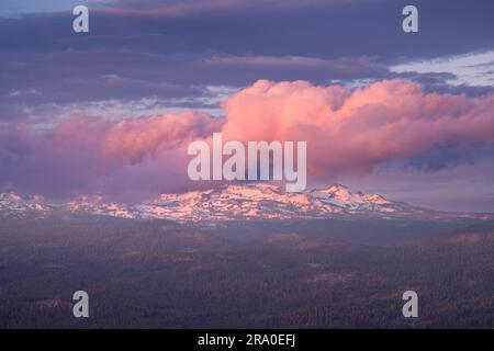 Pyramidengipfel und die Crystal Range bei Sonnenuntergang, wie vom Aussichtspunkt Big Hill im El Dorado County, Kalifornien, aus gesehen Stockfoto