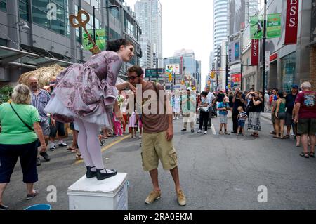 Toronto, Ontario/Kanada - 27. August 2008: Ein Kuss auf die Hand des Künstlers bei einem Straßenfestival in Toronto Stockfoto