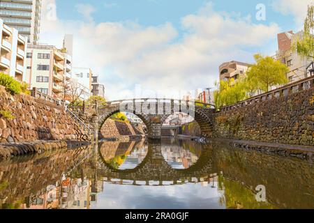 Nagasaki, Japan - Nov. 29 2022: Die Meganebashi-Brücke ist die bemerkenswerteste von mehreren Steinbrücken. Die Bridge erhält ihren Namen aus der Ähnlichkeit von sp Stockfoto