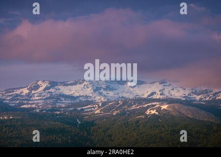 Pyramidengipfel und die Crystal Range bei Sonnenuntergang, wie vom Aussichtspunkt Big Hill im El Dorado County, Kalifornien, aus gesehen Stockfoto