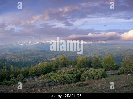 Pyramidengipfel und die Crystal Range bei Sonnenuntergang, wie vom Aussichtspunkt Big Hill im El Dorado County, Kalifornien, aus gesehen Stockfoto