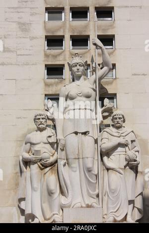 Eine Statue auf dem Gebäude für Wissenschaft und Technologie an der Universität von Coimbra, Portugals ältester Universität Stockfoto