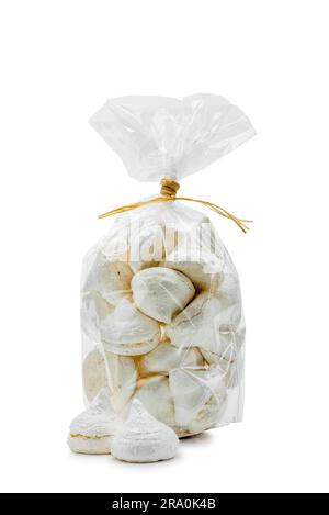 Französische weiße Meringues in einer Cellophan Tasche isoliert auf weißem Hintergrund Stockfoto
