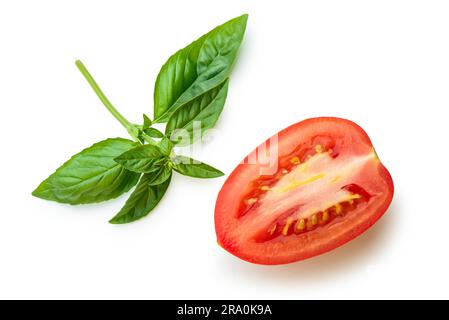 Basilikumblätter und schneiden San Marzano Tomaten isoliert auf weißem Hintergrund Stockfoto