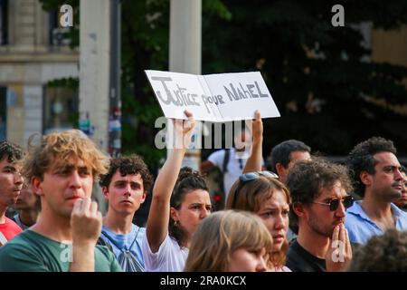 Marseille, Frankreich. 29. Juni 2023. Während der Demonstration hält ein Demonstrant ein Plakat, auf dem Gerechtigkeit für Nahel gefordert wird. Der junge Nahel, 17, wurde am Dienstag, den 27. Juni, in Nanterre (Frankreich), in der Hauts-de-seine, von einem Polizisten getötet, der seine Waffe benutzte, nachdem er sich weigerte, sich zu fügen, während er ohne Führerschein fuhr. Der Fall belebt die Debatte über polizeiliche Gewalt, mehrere Unruhen fanden im ganzen Land statt. Der Polizist wurde wegen vorsätzlichen Mordes angeklagt und in Polizeigewahrsam gebracht. Kredit: SOPA Images Limited/Alamy Live News Stockfoto