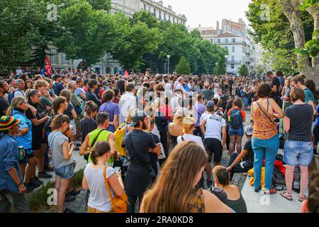 Marseille, Frankreich. 29. Juni 2023. Demonstranten versammeln sich vor der Präfektur Bouches-du-Rhone, um Gerechtigkeit für Nahel zu fordern. Der junge Nahel, 17, wurde am Dienstag, den 27. Juni, in Nanterre (Frankreich), in der Hauts-de-seine, von einem Polizisten getötet, der seine Waffe benutzte, nachdem er sich weigerte, sich zu fügen, während er ohne Führerschein fuhr. Der Fall belebt die Debatte über polizeiliche Gewalt, mehrere Unruhen fanden im ganzen Land statt. Der Polizist wurde wegen vorsätzlichen Mordes angeklagt und in Polizeigewahrsam gebracht. Kredit: SOPA Images Limited/Alamy Live News Stockfoto