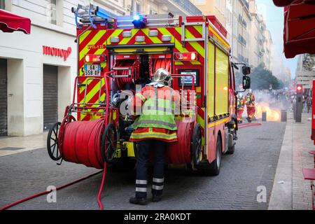 Marseille, Frankreich. 29. Juni 2023. Die Feuerwehrleute löschten die Straßenmöbel, die in Brand gesetzt wurden, als die Demonstration, die Gerechtigkeit für Nahel forderte, degeneriert wurde. Der junge Nahel, 17, wurde am Dienstag, den 27. Juni, in Nanterre (Frankreich), in der Hauts-de-seine, von einem Polizisten getötet, der seine Waffe benutzte, nachdem er sich weigerte, sich zu fügen, während er ohne Führerschein fuhr. Der Fall belebt die Debatte über polizeiliche Gewalt, mehrere Unruhen fanden im ganzen Land statt. Der Polizist wurde wegen vorsätzlichen Mordes angeklagt und in Polizeigewahrsam gebracht. Kredit: SOPA Images Limited/Alamy Live News Stockfoto